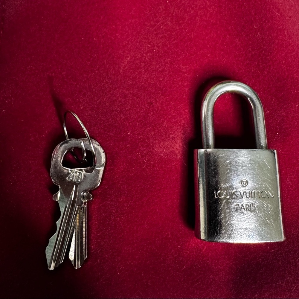 Louis Vuitton Silver Lock #319 with Keys - Picture 2 of 4